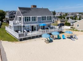 Oceanfront Cape Cod House by Rock Properties，位于桑威奇的酒店