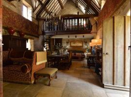 Chandlers, fabulous great hall in the heart of Castle combe，位于科姆堡的酒店