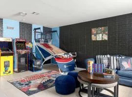 Newark Gem 6BR, 5BA - Sleeps 20 - Walk to Prudential Center and Newark Penn Station, Near EWR and American Dream Mall, includes Parking - WiFi - Laundry - Backyard - Gym