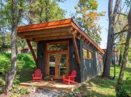1 Mile to Downtown West Jefferson Camping Cabin #1，位于西杰斐逊的酒店