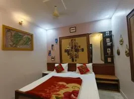 Incredible's Hostel & Safari