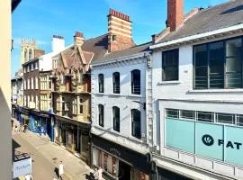 Bright 2 Bed Flat with Balconies & Views in York City Centre