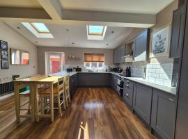 Location, lovely family home，位于梅尔克舍姆的酒店