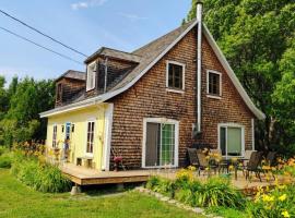 La Maison Jaune，位于Saint Francois De I'lle d'Orleans的宠物友好酒店