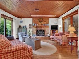 Spacious Antique Charm Home by Leavetown Vacations