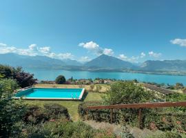 Chalet with pool and view of Lake Thun，位于阿施伦的酒店