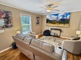 Comfy King Bed Townhouse with Outdoor Sitting Area