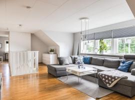 Stylish Family Retreat with Jacuzzi and Cinema，位于Sibbhult的酒店