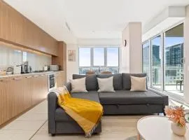 Ultima Escapes - Premium Penthouse in Adelaide CBD, 2BR, Free Parking, Wi-Fi