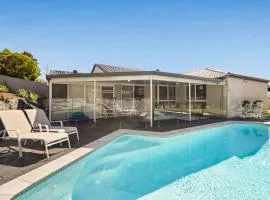 Modern Family Home, Saltwater Pool, Near Robina