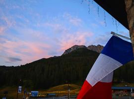 Chambre d'hôte chez Thibault à proximité des pistes 200 M départ depuis le Fournet et nombreux itinéraires de randonnées au pied de l'immeuble，位于瓦尔的酒店