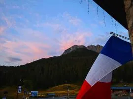 Chambre d'hôte chez Thibault à proximité des pistes 200 M départ depuis le Fournet et nombreux itinéraires de randonnées au pied de l'immeuble