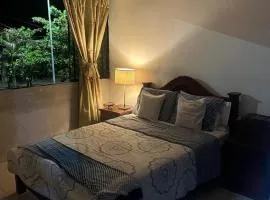 Habitación con baño privado y aíre acondicionado frente al mar