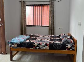 Sleepy Panda Hostel Morjim，位于加姆布的酒店