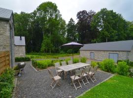 Gite with swimming pool situated in wonderful castle grounds in Gesves，位于Gesves的酒店