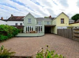 Stylish 3-Bed in Historic Caerleon-GardenParking Pass The Keys