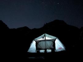 4x4 car camping，位于泰斯的豪华帐篷营地