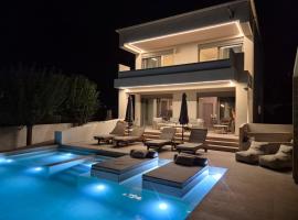 Cantouni Villa, Luxury 5BR Retreat with Pool & Jacuzzi Near Town by Villa Mana Gers，位于扎金索斯镇的酒店