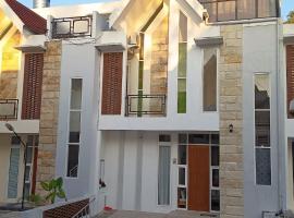 Serene Villa in Batu with 3 Bedrooms and a Rooftop，位于巴图的宠物友好酒店