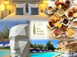 Hôtel Le SAINT-GENIÈS，位于于泽斯的带停车场的酒店