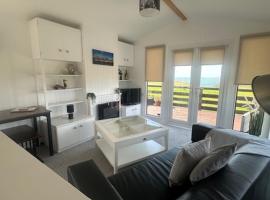 Bowmore 7 - Stunning Sea Views, Farm Stay，位于斯特兰拉尔的酒店