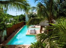 1 block from the Ocean, comfy condo with pool view，位于普罗格雷索的酒店