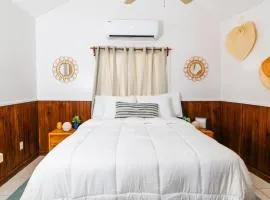 Beach Bungalow,2 min Beach access,Near Bars