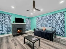 Modern Chic Montrose 3BR Apartment with King Bed