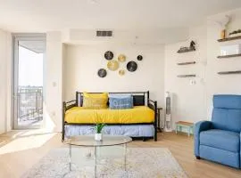 DT 2BR 2BA Luxe Suite Walkable Gym Pool Parking