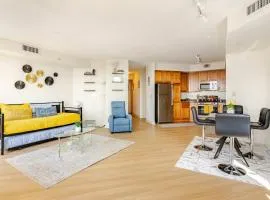 DT 2BR 2BA Luxe Suite Walkable Gym Pool Parking