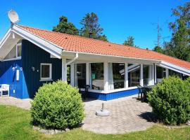 12 person holiday home in V&aelig;ggerl&oslash;se，位于博托比的带泳池的酒店