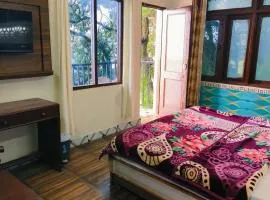 HOTEL HOLIDAY PLAZA DALHOUSIE - Near Ghandhi Chowk Mall Road