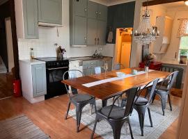 Cabin with Jacuzzi, beach & 6 beds near Järvsö，位于Ramsjö的酒店