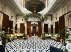 Riad Zawiyat Fes，位于非斯的带泳池的酒店