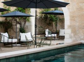 于泽斯驿站城堡旅馆，位于于泽斯的酒店