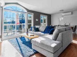 Renovated Chalet De l'Escapade Hot Tub - Ski - Snow Tubing- Lakeview - Pool table - More，位于Entrelacs的酒店