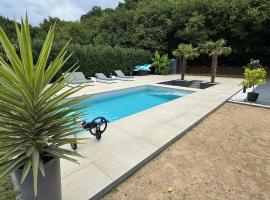 Villa Baloo avec piscine et jacuzzi，位于Mellet的酒店