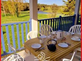 Appartement grande terrasse sur golf accès piscine