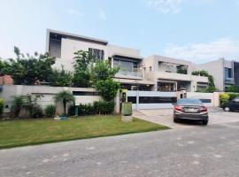 Haven Lodge - 5BR Luxury Retreat in DHA Phase 6，位于拉合尔的酒店