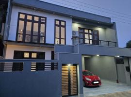 Modern 4-Bedroom Home with Rooftop in Malabe，位于Malabe的酒店
