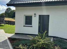 Dom wypoczynkowy Leśny Zakątek 1 nad jeziorem，位于Gościno的酒店