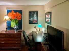 Charming 1-bedroom Basement Close to DC Pets Allowed，位于阿林顿的酒店