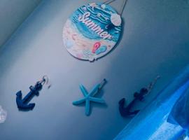 Ocean Marine Villa Studio，位于Albion的带停车场的酒店