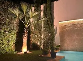 Suite luxueuse avec SDB privative dans une villa avec piscine