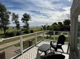 Casa playera frente a la laguna