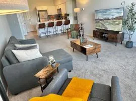 Cozy Luxurious Spacious Apt with Valley View, Attached Garage,Pool,24-Hour Gym, 3 TV