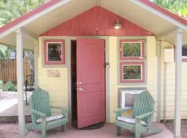 Kenzie's Cottage - Downtown, Hot Tub