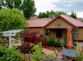 Moosewood Cottage - Hot Tub, Downtown, Dog Friendly
