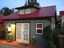 Bogie's Bungalow-Hot Tub, Downtown, 2nd Bathroom