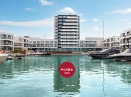 GRANO HOTEL Solmarina，位于Wiślinka的带停车场的酒店